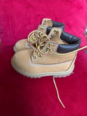 Timberland Kids Classic Tan Work Boots with Padded Collar, size 8M